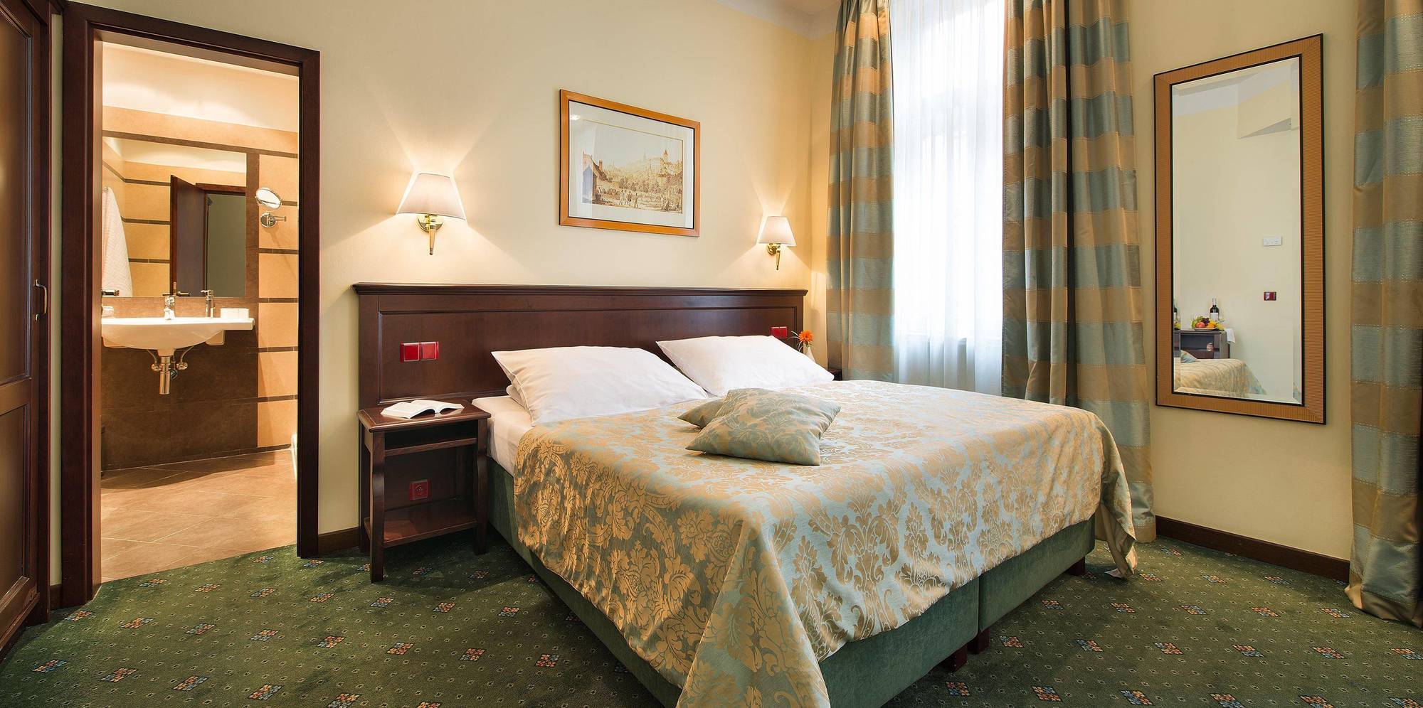 Отель Ea Downtown 4*